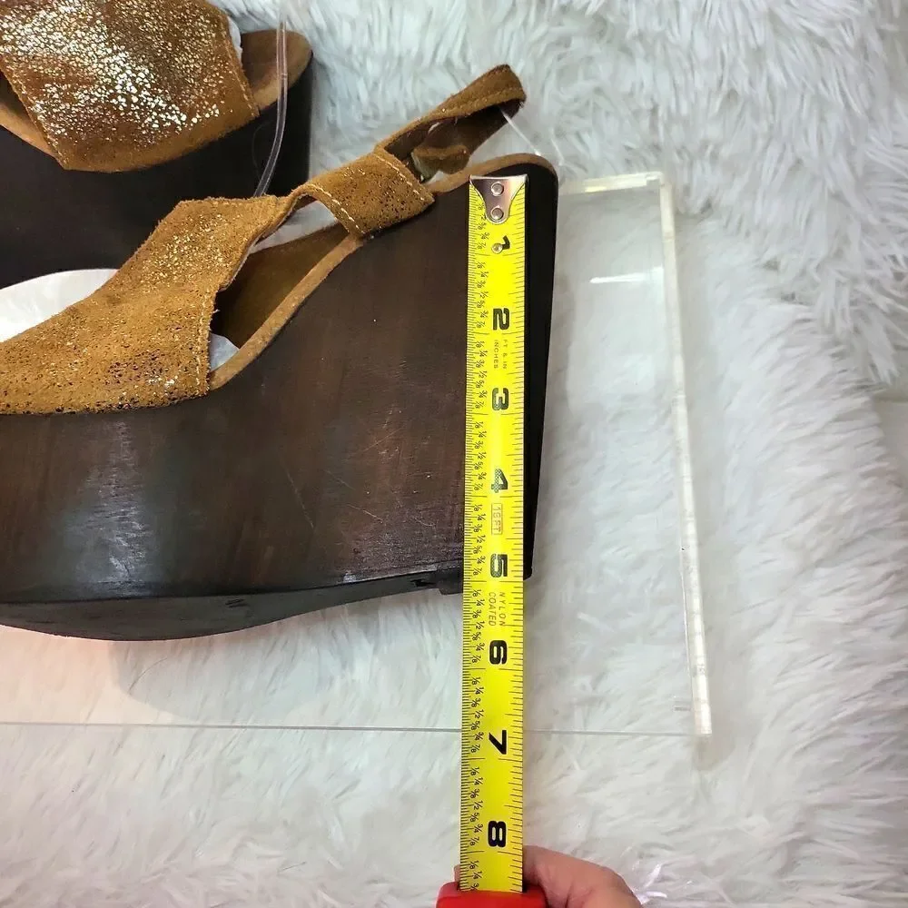 Sbicca vintage collection glittery gold,tan leather platforms, sz.8.5 EUC